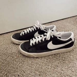 Black low Nike Blazers